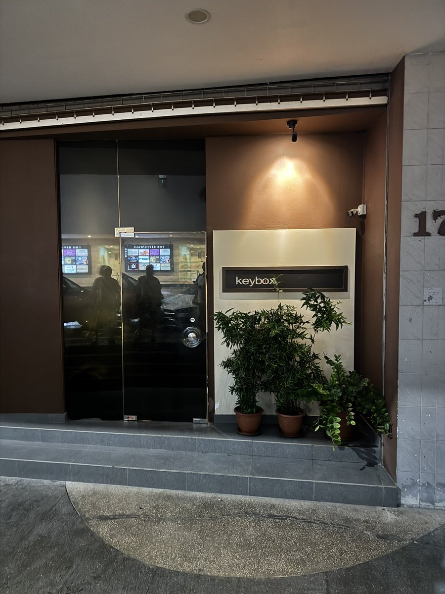 來新加坡玩時
採訪了傳說中的keybox 

裡面的朋友連續三個玩著玩著
知道我是臺灣來的後
整個發狂式的吸
害我噴的一踏糊塗🥵

還說很喜歡聽台灣男生爽的聲音
還說吃到臺灣人的可以跟朋友炫耀了

感謝新加坡和馬來西亞朋友的熱情
情緒價值也給太滿

下次再來玩