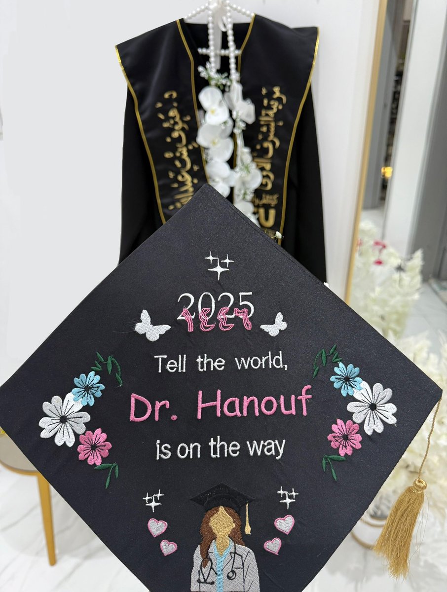 Happylive18's tweet photo. "فكم عين لنا سهرت وجفن في دياجينــا
وكم في ليلنا الساجي، أضـأنَا الكتب تالينَــا" 

ذهب ظمأ السنين وابتلت عروق الأحلام 
الحمدلله الذي أنعم وأكرم وأتم .. تم بفضل الله 
تخرجي من كلية الطِب والجراحة 🎉🩷🩷 

-فاللهم انفعني بما علمتني.. وزدني علمًا✨
 #TU21 https://t.co/BYuMk3yTLh