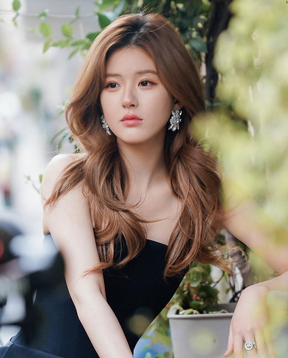 赵露思性爱娃娃应该在公共场所被所有人干，撕开她的屁股，舔它们，将她的手指插入她体内，听她发出淫荡的呻吟声