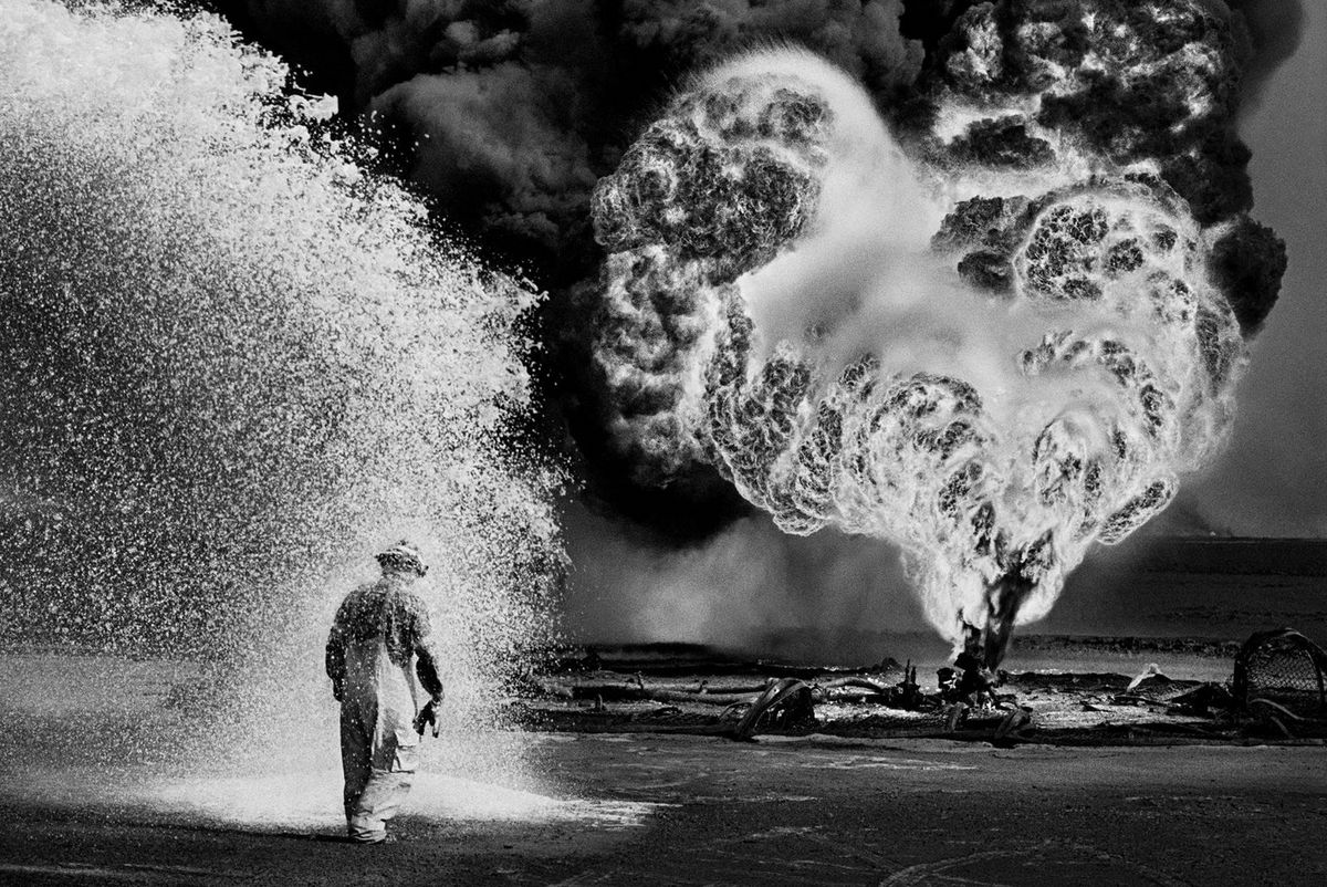 XoseCastro's tweet photo. ADIÓS, MAESTRO

Tuve la suerte de traducir la 1.ª web de Sebastião Salgado al español, cuando ya lo admiraba. Además de ganar el World Press Photo y el Príncipe de Asturias, creó (con su esposa Lélia Wanick) el Instituto Terra, con el que plantaron 2,7 millones de árboles de bosque atlántico brasileño que hicieron regresar más de 170 especies animales, muchas en peligro de extinción.

Pero, sobre todo, fue un fotógrafo comprometido, y, en mi caso, el único que me ha hecho salir de varias de sus muestras conmovido, concienciado y emocionado.
