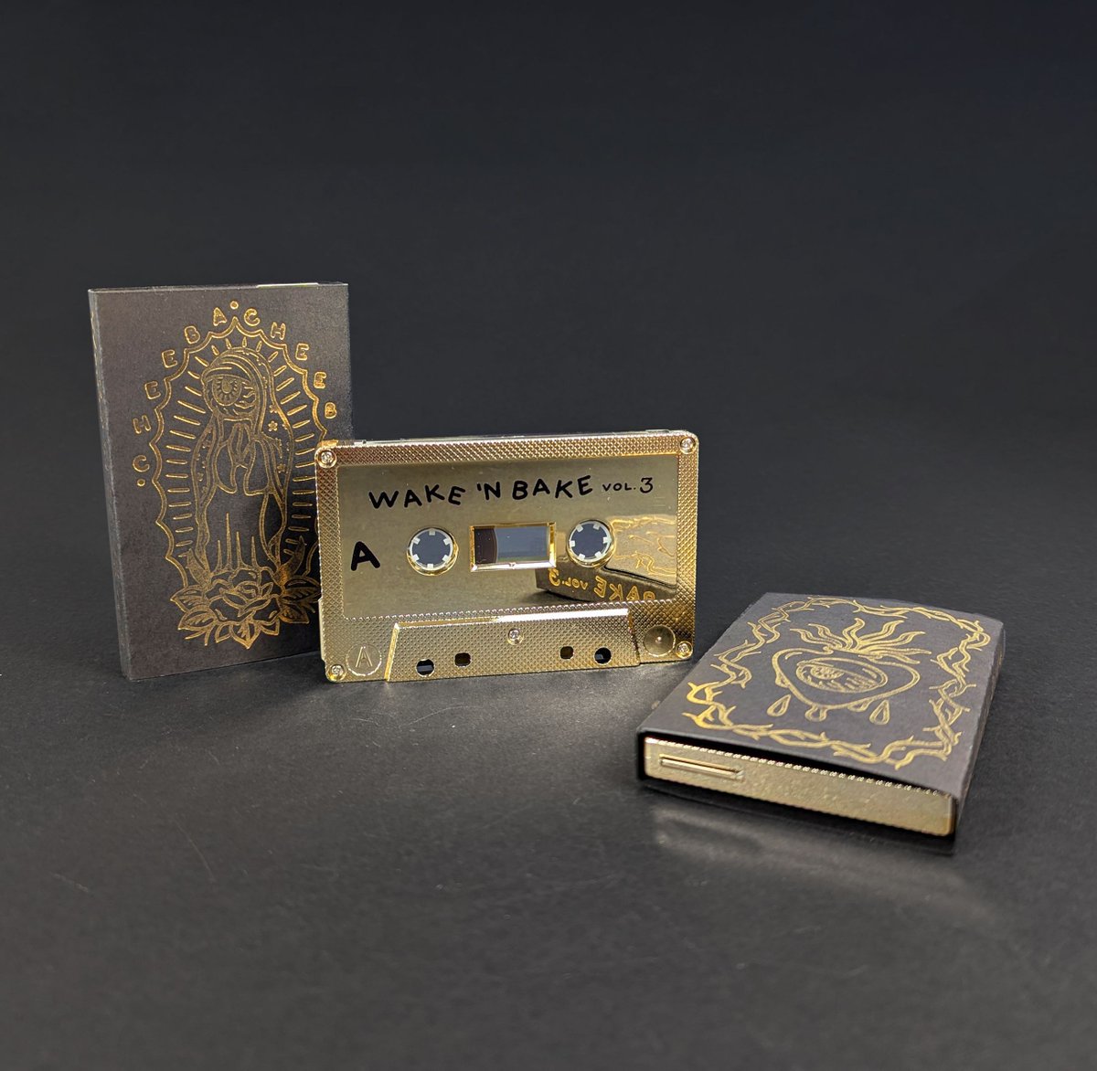 These 'Wake N' Bake' cassettes by @cheeba_cheeba_records are absolutely stunning!
These use our mirror gold cassettes, in an o-card using black card and a gold foil print 🤩