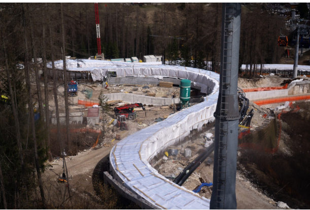 L'avevamo detto che era uno spreco senza precedenti,
il costo della pista da bob a Cortina 2026 è salito a 
120 milioni di euro.
Un milione all'anno di manutenzione per 57 atleti che praticano questo sport in barba al cemento e a una
natura sostenibile.
Un altra tragedia!📌📌📌