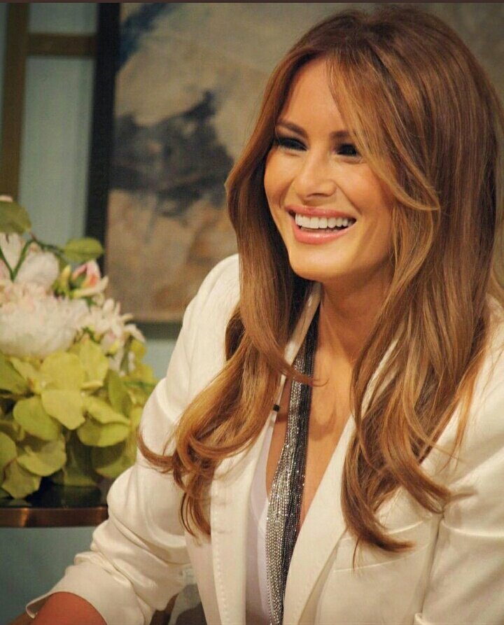 Drop a❤ if you love this beautiful Melania’s smile!!😍