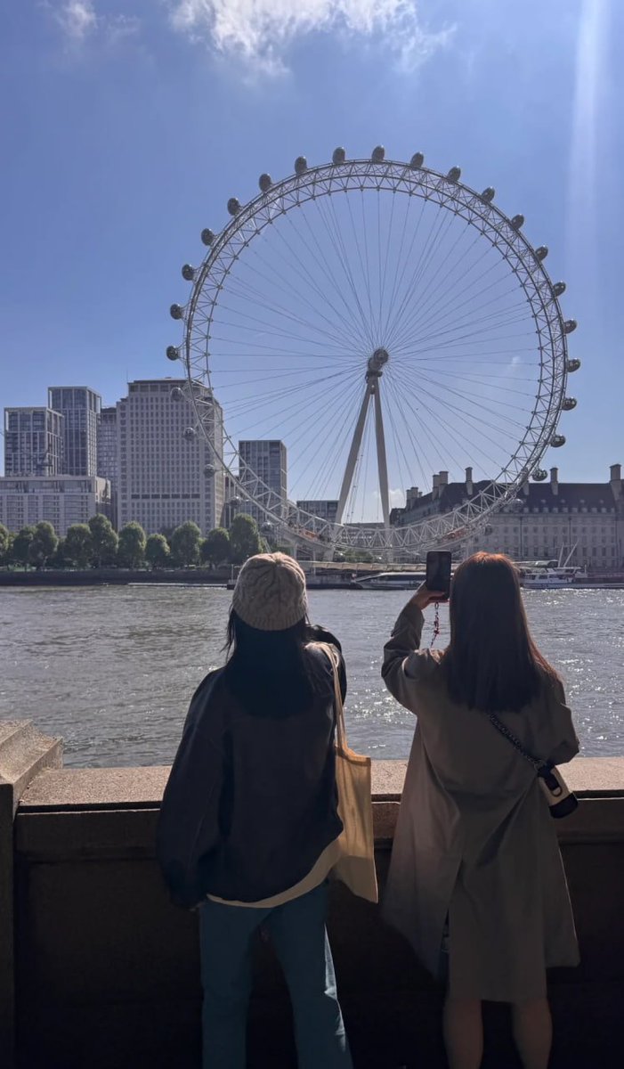 Prin1111110's tweet image. It is sunny day and the sky is clear☀️taking shiny vibes with my lovely friend at the the side of bridges💥