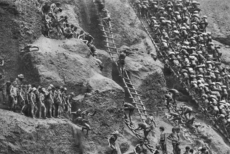 XoseCastro's tweet photo. ADIÓS, MAESTRO

Tuve la suerte de traducir la 1.ª web de Sebastião Salgado al español, cuando ya lo admiraba. Además de ganar el World Press Photo y el Príncipe de Asturias, creó (con su esposa Lélia Wanick) el Instituto Terra, con el que plantaron 2,7 millones de árboles de bosque atlántico brasileño que hicieron regresar más de 170 especies animales, muchas en peligro de extinción.

Pero, sobre todo, fue un fotógrafo comprometido, y, en mi caso, el único que me ha hecho salir de varias de sus muestras conmovido, concienciado y emocionado.