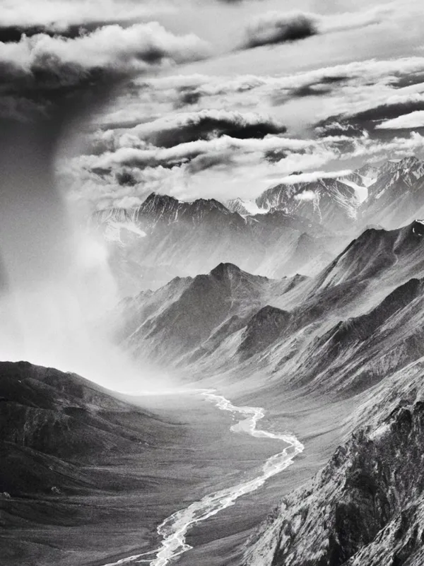 XoseCastro's tweet photo. ADIÓS, MAESTRO

Tuve la suerte de traducir la 1.ª web de Sebastião Salgado al español, cuando ya lo admiraba. Además de ganar el World Press Photo y el Príncipe de Asturias, creó (con su esposa Lélia Wanick) el Instituto Terra, con el que plantaron 2,7 millones de árboles de bosque atlántico brasileño que hicieron regresar más de 170 especies animales, muchas en peligro de extinción.

Pero, sobre todo, fue un fotógrafo comprometido, y, en mi caso, el único que me ha hecho salir de varias de sus muestras conmovido, concienciado y emocionado.