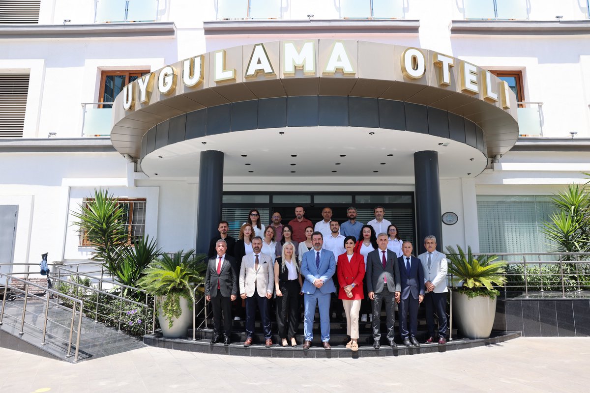 Bakanlığımız Temel Eğitim Genel Müdürü Sn. Ebubekir Sıddık Savaşçı, Çukurova Nezihe Yalvaç Uygulama Oteli toplantı salonunda kitap yazım komisyonu üyeleriyle bir araya gelerek çalışmalar hakkında değerlendirmelerde bulundu. <a href="/tcmeb/">Millî Eğitim Bakanlığı</a> <a href="/mebtegm/">Temel Eğitim Genel Müdürlüğü</a> <a href="/ebubekirsavasci/">Ebubekir Sıddık Savaşçı</a> <a href="/tufekciyusuf/">Yusuf TÜFEKÇİ</a>