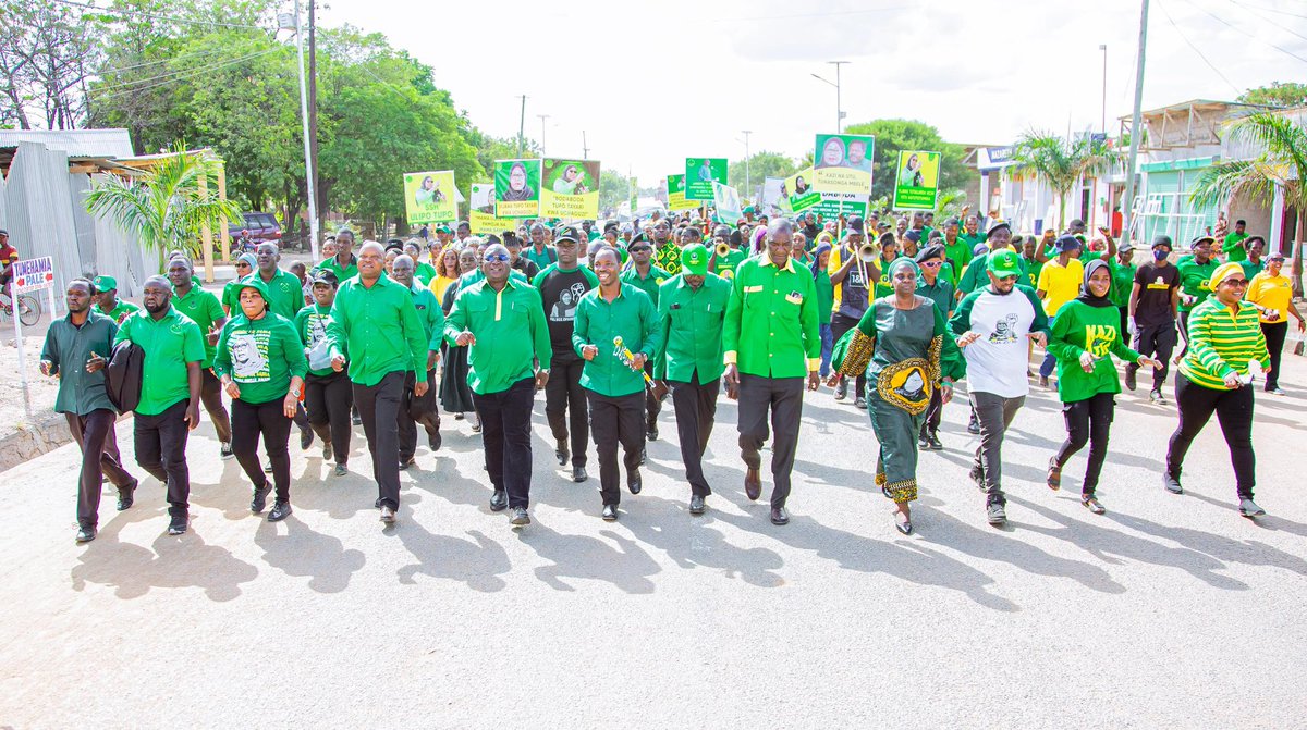 ccm_tanzania's tweet photo. MAKALLA: NO REFORMS IMEKATALIWA NA CHADEMA, VYAMA 18 NA WANANCHI

SHINYANGA:KATIBU wa Halmashauri Kuu (NEC), Itikadi, Uenezi na Mafunzo wa Chama Cha Mapinduzi (CCM), Amos Makalla amesema kauli mbiu ya ‘no reform no election’ imepingwa na wanachama wa Chama cha Demokrasia na Maendeleo (CHADEMA) wenyewe wakianza na kundi la G55 na vyama 18 vya siasa vilivyoamua kushiriki uchaguzi.

Pia amesema kauli hiyo imepingwa na wananchi wa Tanzania ambao wanatambua na kujua haki yao ya kikatiba ya kushiriki uchaguzi mkuu kila baada ya miaka mitano ili kuchagua Rais, wabunge na madiwani watakaowatumikia.

Makalla ameeleza hayo leo Mei 23,2025 wakati akizungumza na wananchi katika viwanja vya Shule ya Msingi Town Wilaya ya Shinyanga Mjini mkoani Shinyanga akihitimisha ziara yake ya mikoa mitano ya Kanda ya Ziwa ambayo ni Kagera, Geita, Mwanza, Simiyu na Shinyanga.

Aidha, Makalla ameeleza hayo akijibu hoja ya Katibu Mkuu wa Chadema, John Mnyika alipozungumza katika kikao chao maalumu walichokifanya leo Mikocheni Dar es salaam, aliposema kauli hiyo imekataliwa na kupigwa vita vikali na watawala.

Akizungumzia hilo Makalla amesema suala la kuhusu kauli hiyo kukataliwa na kupigwa vita vikali na watawala si kweli na ni uzushi kwani kuna wanachadema ambao ni kundi la G-55 waliojitoa na wameikataa kauli hiyo na kuamua kushiriki uchaguzi mkuu.

���Nimemsikia Katibu Mkuu Mnyika katika kikao chao anasema kauli yao ya No Reform No Election imepingwa na watawala namwambiau Mnyika acha uongo kauli mbiu ya ‘No reform no election’ imepingwa na wanachadema wenyewe wakianza na kundi la G-55,”amesema Makalla.

Ameongeza akisema si hao tu lakini kuna makundi mengine mawili ambayo ni kundi la vyama 17 vya siasa wanaojitambua ambao wameamua kushiriki uchaguzi na kundi la tatu ni la watanzania ambao wanatambua uchaguzi ni kwa mujibu na haki yao kikataba wapo tayari kushiriki uchaguzi.