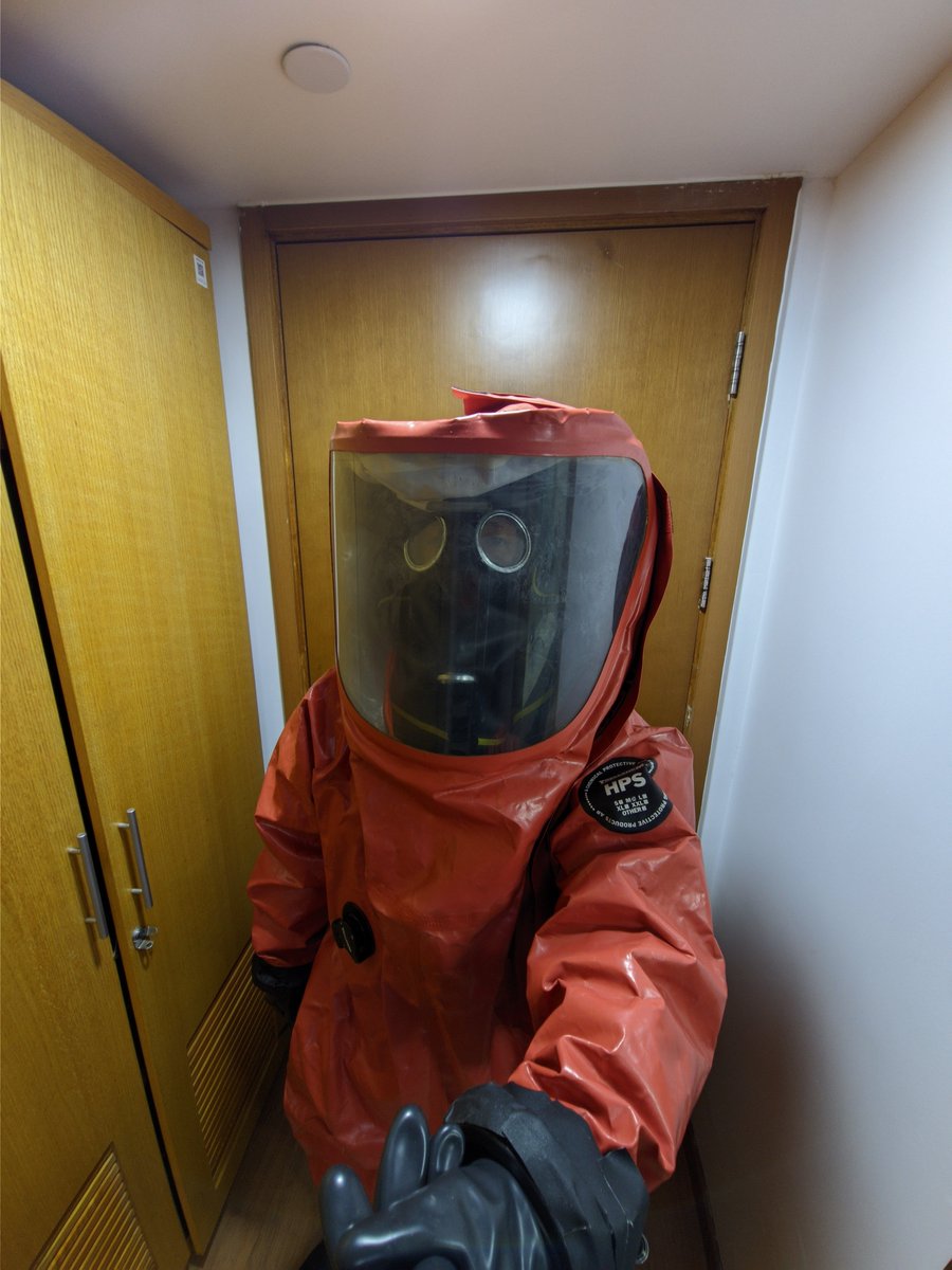 AlthCommander's tweet image. #latex #rubbergay #rubbergloves #rubbersuit #Hazmat