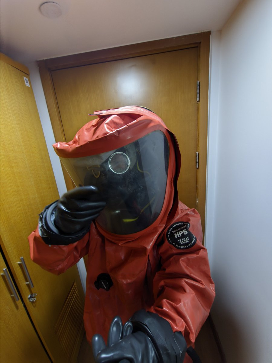 AlthCommander's tweet image. #latex #rubbergay #rubbergloves #rubbersuit #Hazmat