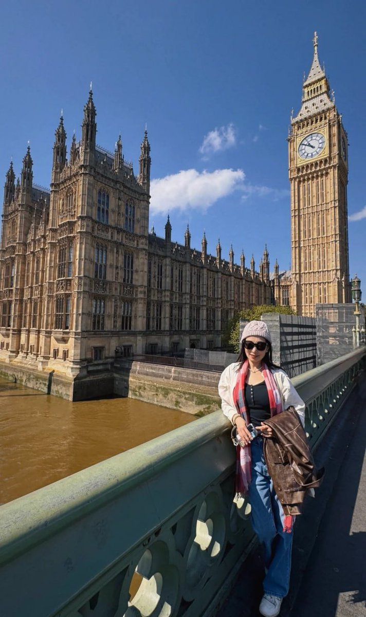 Prin1111110's tweet image. It is sunny day and the sky is clear☀️taking shiny vibes with my lovely friend at the the side of bridges💥