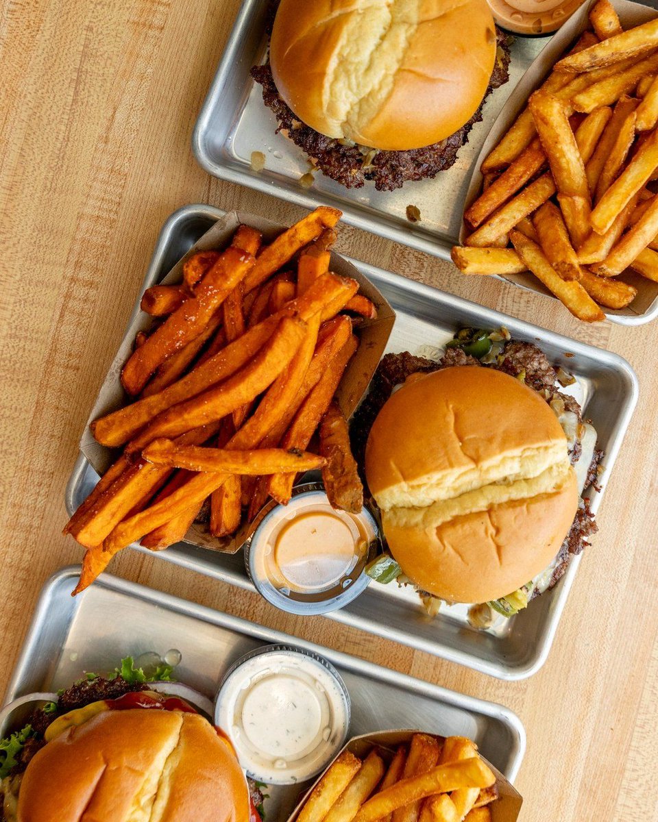 Craving burgers this weekend? Try SmashCity Knoxville in the Old City. Smash burgers, homemade sauces for crispy fries, even veggie and GF options!