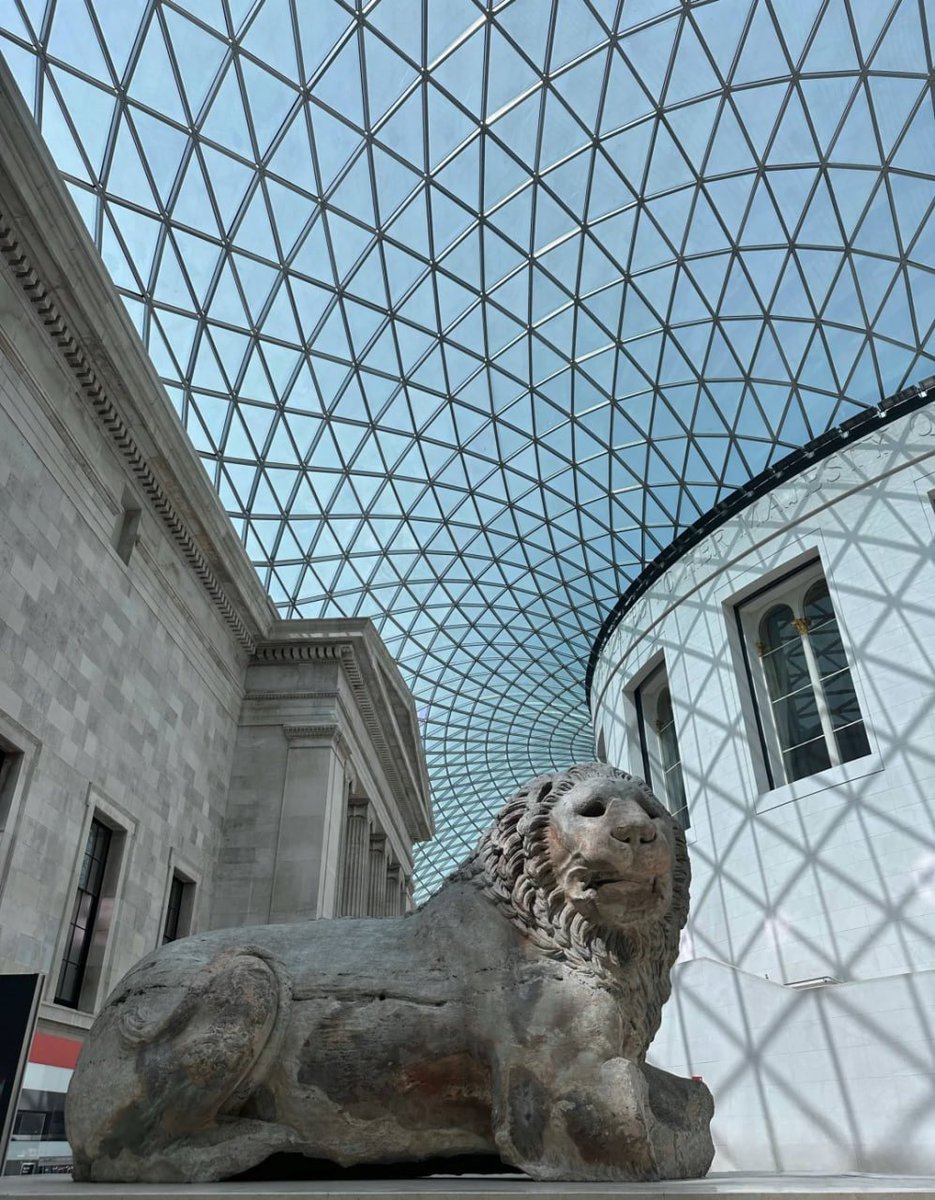 Prin1111110's tweet image. It is sunny day and the sky is clear☀️taking shiny vibes with my lovely friend at the the side of bridges💥