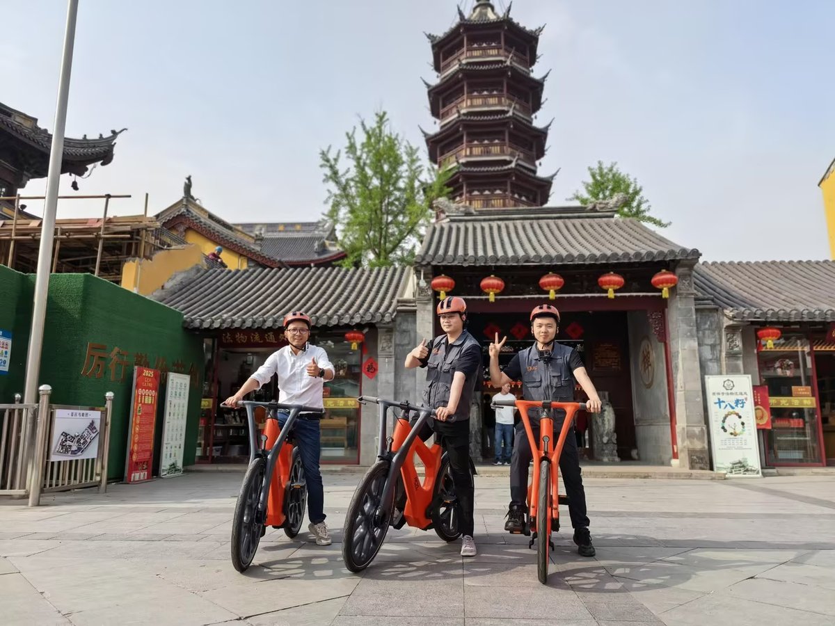 Greentech Live (@greentechlivede) on Twitter photo 🌍🚲 Kunststoff neu gedacht: Das <a href="/igus_Inc/">igus® Inc.</a> Bike tourt jetzt durch Europa – aus recyceltem Material, komplett wartungsfrei und rostfrei.
👉 Laut <a href="/igus_Inc/">igus® Inc.</a> soll das smarte Bike zeigen, wie #ClimateTech und #Kreislaufwirtschaft in Bewegung kommen können – ganz ohne Öl, dafür mit 🌍🚲 Kunststoff neu gedacht: Das <a href="/igus_Inc/">igus® Inc.</a> Bike tourt jetzt durch Europa – aus recyceltem Material, komplett wartungsfrei und rostfrei.
👉 Laut <a href="/igus_Inc/">igus® Inc.</a> soll das smarte Bike zeigen, wie #ClimateTech und #Kreislaufwirtschaft in Bewegung kommen können – ganz ohne Öl, dafür mit