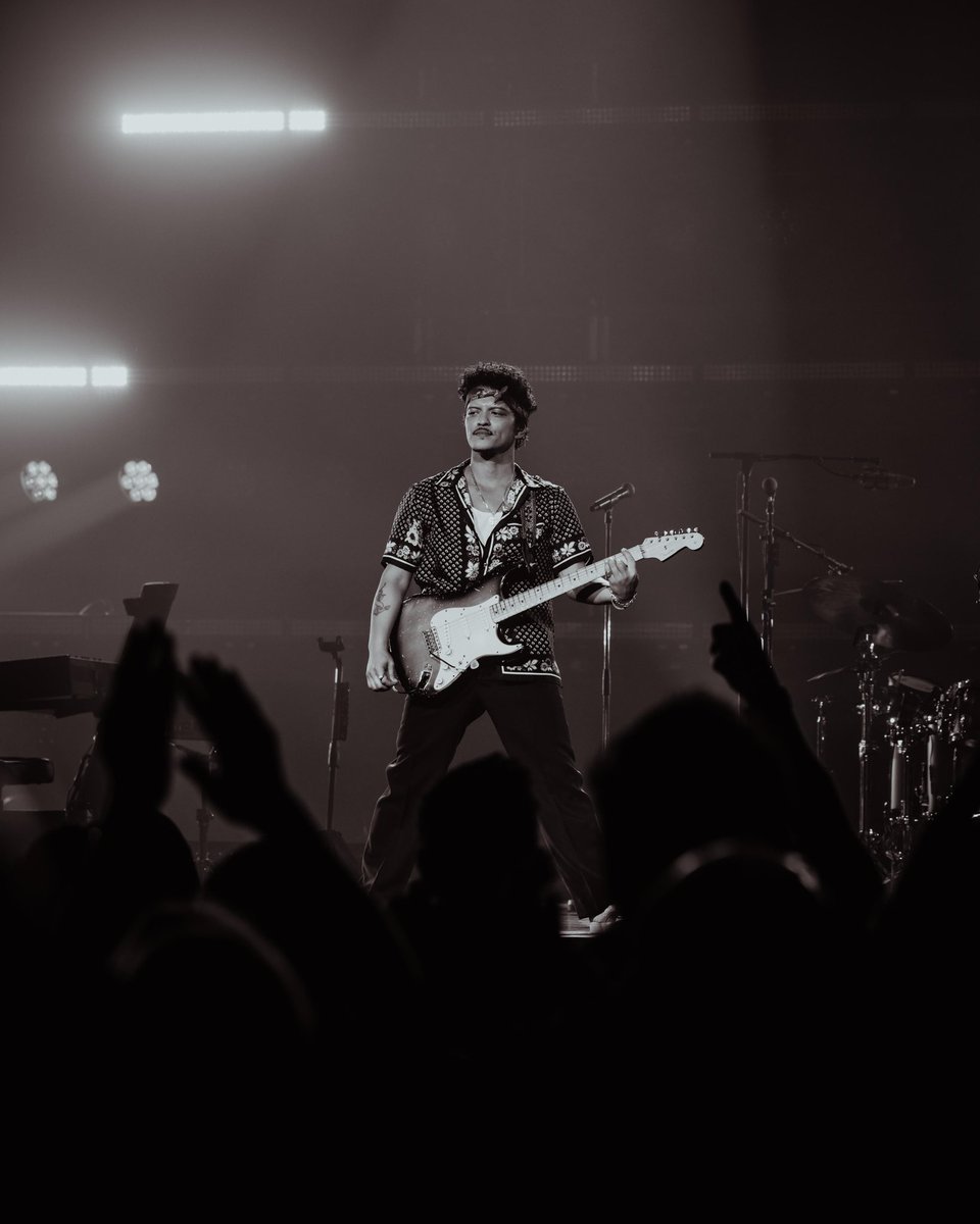 Ale_CastroJ's tweet photo. Una experiencia inexplicable, viví el concierto de mi artista favorito, arte verdadero, lloré, canté, bailé. Volvería una y otra vez.

#BrunoMars #LasVegas https://t.co/Nvz4EsZLU8