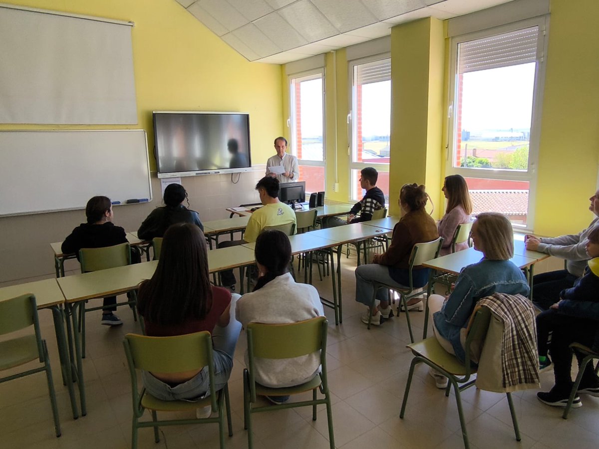 Hoy se ha celebrado la entrega de premios del concurso Fons Salvtis, organizado por el Dpto. de Latín. El primer y segundo premio han recaído sobre Hiram García y Khadija Maamri, respectivamente. Agradecemos al AMPA su aportación para los  premios.