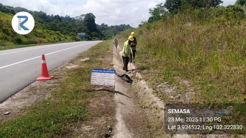 RC_Maran's tweet photo. Kerja penyenggaraan rutin R07 - membersih longkang di laluan FT64 Jalan Benta Maran, Seksyen 55.80, Daerah Jerantut, Pahang
@JKRJERANTUT 
@JKRPAHANG 
@ZTTCSFJ 
@CSFJ_JKR 
@IPJKR_Official 
@moworksmy 
@ahmadmaslan 
@AlexNantaLinggi https://t.co/uB3zUeo0TT