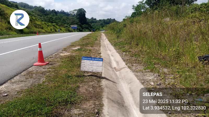 Kerja penyenggaraan rutin R07 - membersih longkang di laluan FT64 Jalan Benta Maran, Seksyen 55.80, Daerah Jerantut, Pahang
<a href="/JKRJERANTUT/">JKR Jerantut</a> 
<a href="/JKRPAHANG/">JKR PAHANG</a> 
<a href="/ZTTCSFJ/">ZTT CSFJ</a> 
<a href="/CSFJ_JKR/">Cawangan Senggara Fasiliti Jalan (CSFJ)</a> 
<a href="/IPJKR_Official/">JKR Malaysia Rasmi</a> 
<a href="/moworksmy/">Kementerian Kerja Raya Malaysia</a> 
<a href="/ahmadmaslan/">DS Dr Ahmad b Maslan</a> 
<a href="/AlexNantaLinggi/">Alexander Nanta Linggi</a>