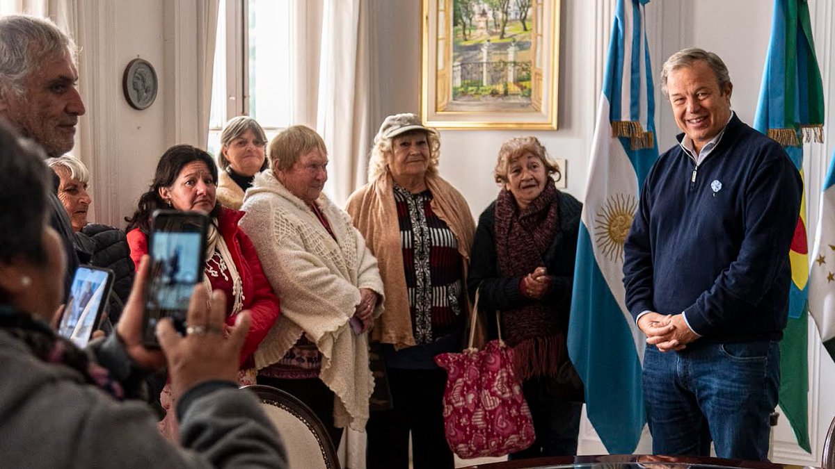 CascallaresPJ's tweet photo. Esta mañana en medio de nuestras actividades oficiales compartimos un hermoso momento con las y los adultos mayores del Grupo de Adultos de San Vicente que visitaron nuestra Casa Municipal de Almirante Brown.

#BrownConVos https://t.co/L7BZq1g7cT