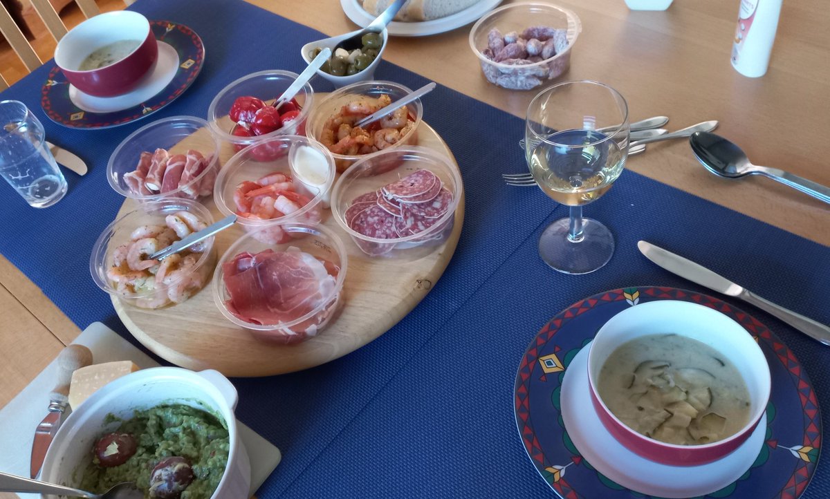 Kris10aaa's tweet photo. Vandaag lekker makkelijk
Een klein soepje van restje curry van gisteren, guacamole
En verder een verzameling tapas uit de @LidlNederland bonus

Eet smakelijk

#koken #hapjes #tapas https://t.co/8tiqNkoOon