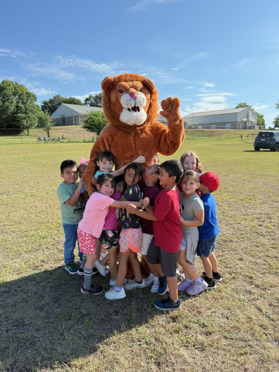 LockhartISD's tweet image. Lucky the Lion stopped by @plumcreekelem  today for Field Day fun! 🔒❤️🦁
PCE students were all smiles as they enjoyed games, sunshine, and a surprise visit from their favorite Lion! #GoingForGold #LockHeartForPeople #LoveMyLISD @SouthpawEdu