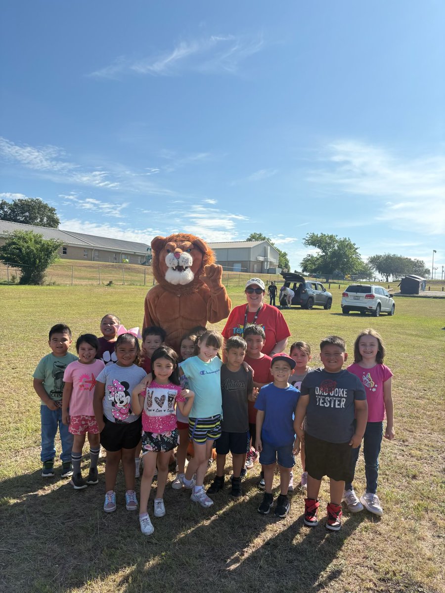 LockhartISD's tweet image. Lucky the Lion stopped by @plumcreekelem  today for Field Day fun! 🔒❤️🦁
PCE students were all smiles as they enjoyed games, sunshine, and a surprise visit from their favorite Lion! #GoingForGold #LockHeartForPeople #LoveMyLISD @SouthpawEdu