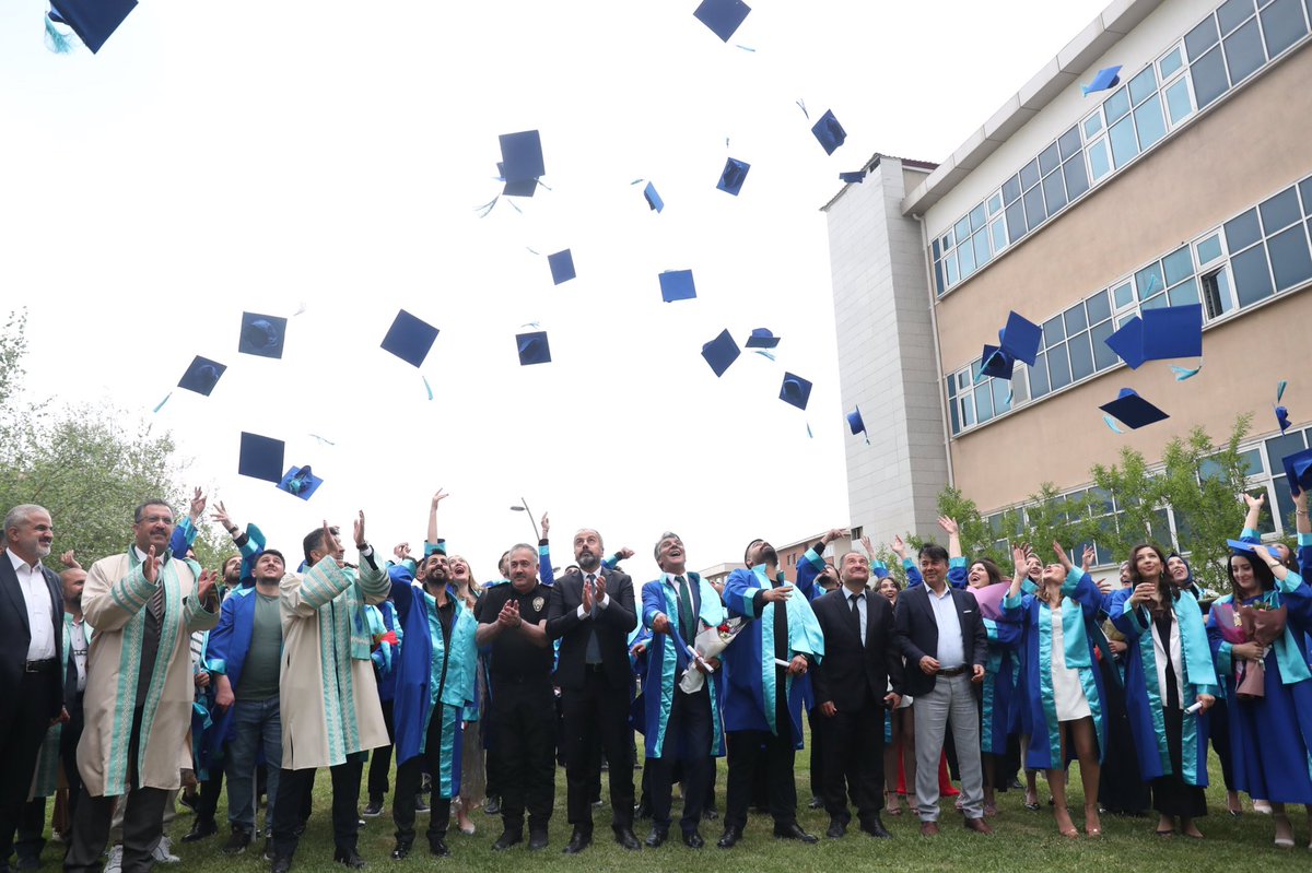 Van Yüzüncü Yıl Üniversitesi Rektörü Prof. Dr. Sn. Hamdullah ŞEVLİ ve İl Emniyet Müdürümüz Sn. Murat MUTLU, YYÜ İktisadi ve İdari Bilimler Fakültesi mezuniyet törenine katıldı.

Sn. Müdürümüz fakülte birincisi öğrencimiz Sn. Yasin YABALAK'ı tebrik ederek hatıra fotoğrafı çekildi.