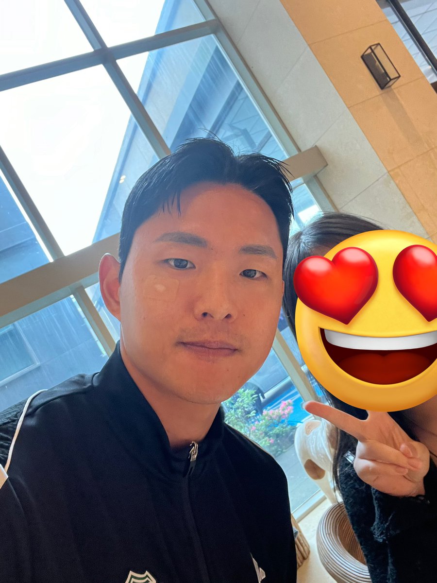 선수단이랑 같은 숙소였는데 같이 사진 찍었긔…
그리고 앨베도 같이 탔는데 그썰이 너무웄김
천ㅌ천히 풀게용