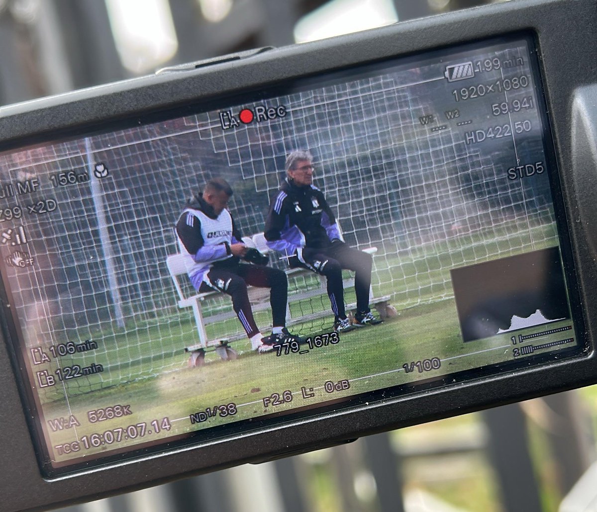 Larga charla tras la práctica de Colo Colo entre Jorge Almirón y José Daniel Morón, a esta altura, su único aliado en Macul✍️ <a href="/T13/">T13</a>