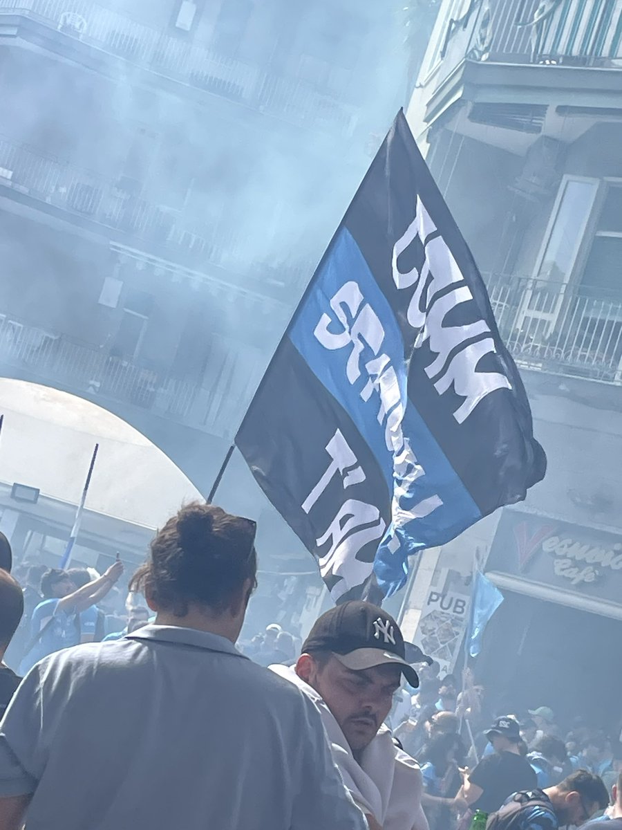 glicineinfiore's tweet photo. la sintesi: comm sfaccim t’amo 
#prepartita 💙
#ForzaNapoliSempre 💙 https://t.co/1qV0JzBijh