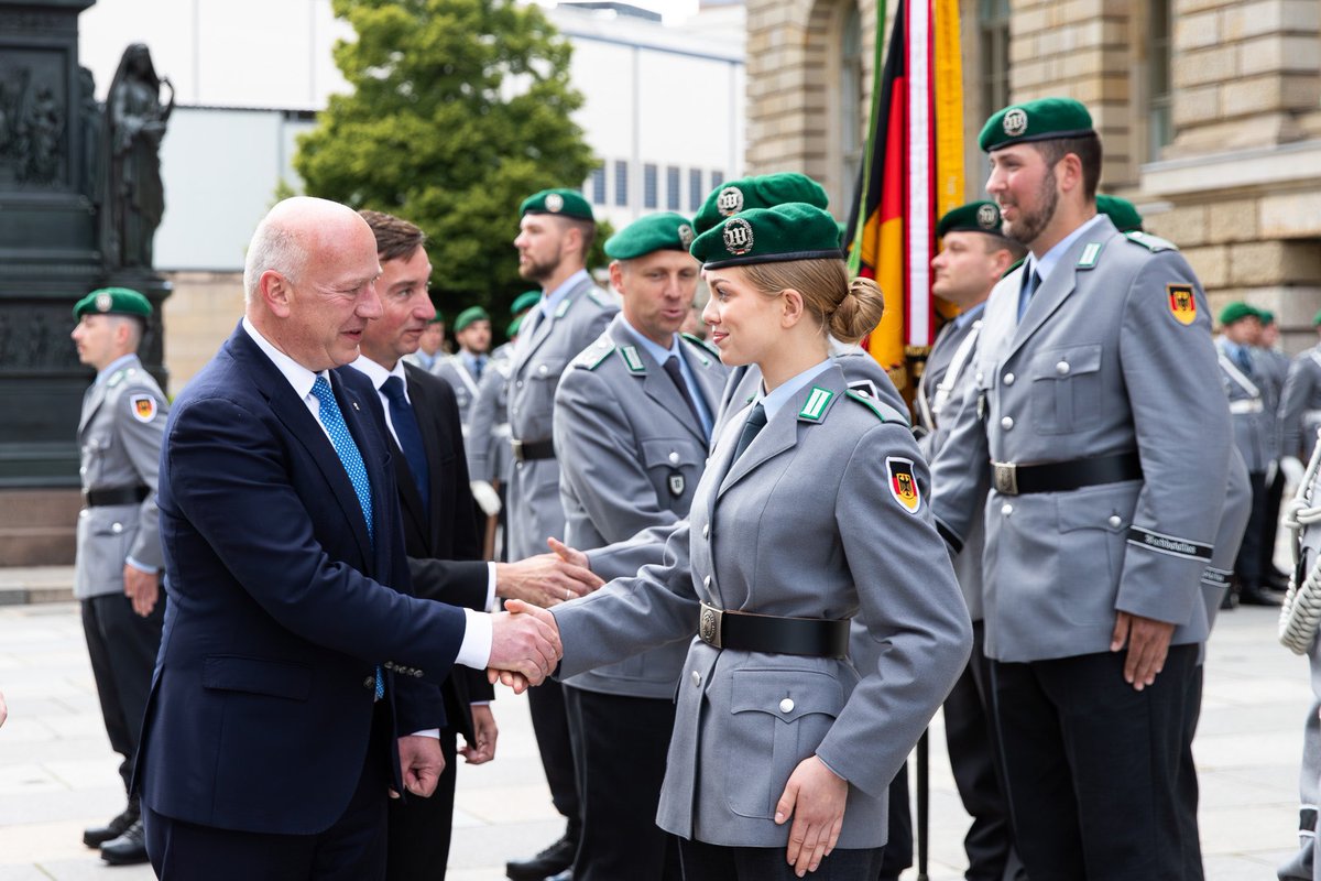 Jede Soldatin und jeder Soldat der Bundeswehr schwört oder gelobt, "der Bundesrepublik Deutschland treu zu dienen und das Recht und die Freiheit des deutschen Volkes tapfer zu verteidigen." Zum zweiten Mal hat ein solches Gelöbnis nun vor dem Berliner Abgeordnetenhaus