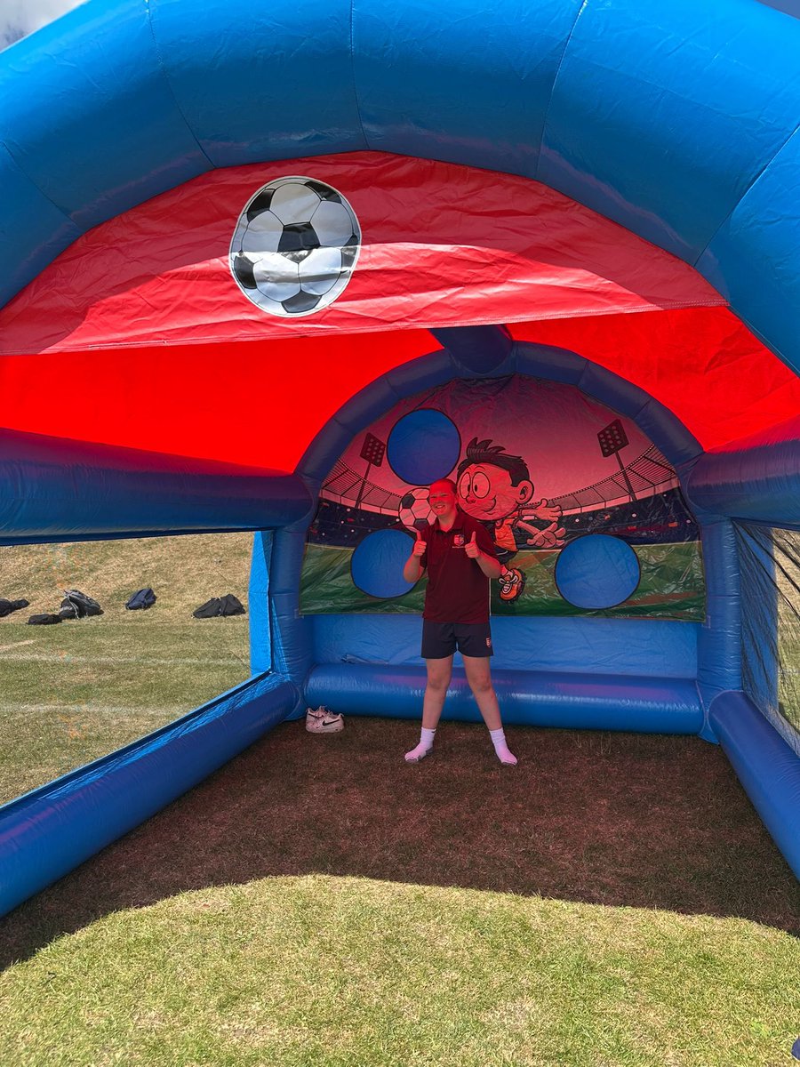 PATKingsSchool's tweet image. The Year 9’s on the inflatables

🥊 ⚽️ 🥳

#FunInTheSun #AttendanceMatters