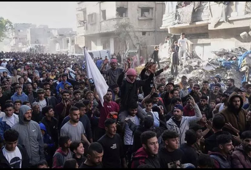 אחד הטיעונים האוויליים של הימין להרוג אוכ׳ עזתית הוא ״הם לא מעיפים את שלטון החמא״ס אז שישלמו״. ובכן:
א. היתה מחאה ציבורית אך היא דוכאה בכוח. מי שמוחה בפומבי חוטף בפומבי. 
ב. יש עזתים רבים שמתעבים את החמא״ס אולם פוחדים. מי רוצה ביקור בית של המזוקנים? 
ג. אין אלטרנטיבה אחרת. 
מובן?