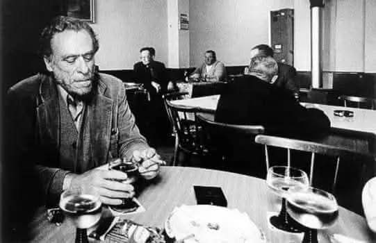 "Solo los locos y los solitarios pueden permitirse el lujo de ser ellos mismos.
Los solitarios no necesitan a nadie a quien complacer y a los locos no les importa si les gusta o no".

-Charles Bukowski