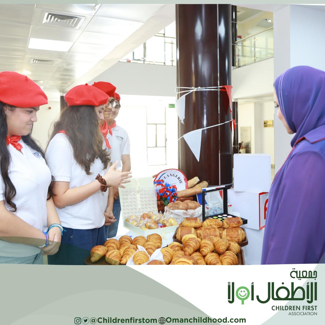 بالتعاون مع وزارة التربية والتعليم، وبمشاركة عدد من المدارس والطلبة
تضمنت الفعالية معرضًا ثقافيًا متنوعًا قدّم فيه الطلبة أعمالًا فنية تعبّر عن تراثهم وتقاليدهم، إلى جانب عروض فلكلورية ولوحات تجسّد قيم التعايش والسلام
كل الشكر والتقدير لكل من ساهم في نجاح هذه المبادرة الثقافية
