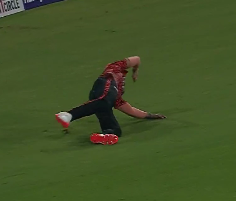 FarziCricketer's tweet photo. Stood too far in and ball went over him.
Over ran and left the ball behind. https://t.co/UZsUQUHSd0