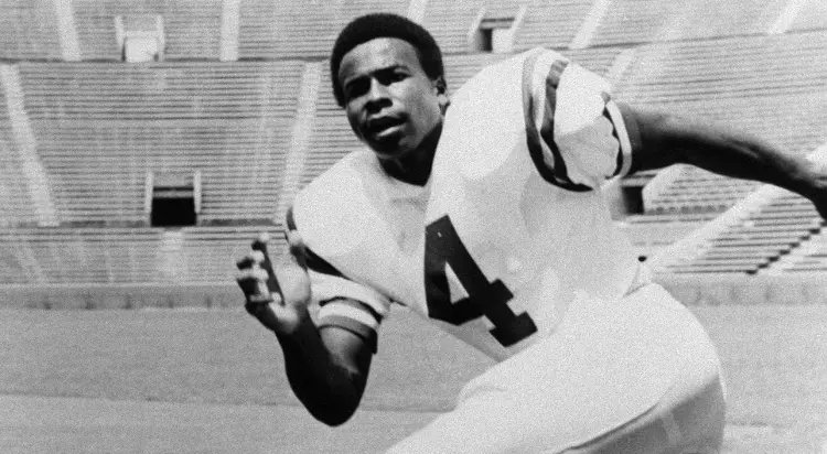 Shea Dixon (@sheadixon) on Twitter photo Charles Alexander (<a href="/CmonMan4/">Charles Alexander</a>) was the first player in SEC history to rush for 4,000 yards.
He was also a two-time Heisman Trophy finalist.
Now, his No. 4 jersey will be retired by LSU, joining Stovall, Cannon + Casanova.
Story:➡️ on3.com/teams/lsu-tige… Charles Alexander (<a href="/CmonMan4/">Charles Alexander</a>) was the first player in SEC history to rush for 4,000 yards.
He was also a two-time Heisman Trophy finalist.
Now, his No. 4 jersey will be retired by LSU, joining Stovall, Cannon + Casanova.
Story:➡️ on3.com/teams/lsu-tige…