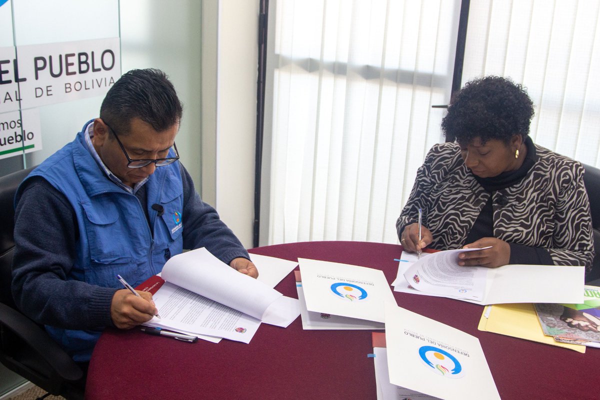 DPBoliviaOf's tweet photo. La Defensoría del Pueblo y #CONAFRO firmaron un convenio de cooperación interinstitucional, para implementar acciones de difusión, promoción, asistencia técnica y capacitación sobre los Derechos Humanos de la población afroboliviana.
#DefensoríaDelPuebloDeBolivia https://t.co/YVy6QtbayR