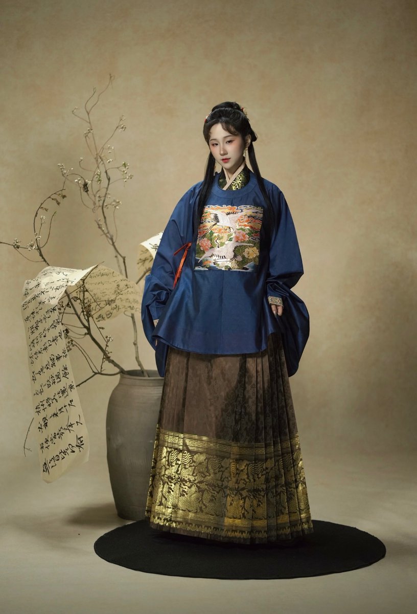 Hanfu·Ming dynasty（ 1368AD-1644AD）

The square-shaped badge is called BuZi which was attached to front and back. Officials/Noblewomen had square-shaped insignias weaved/embroidered with patterns corresponding to their official rank on the chest and back of their robes.
#hanfu