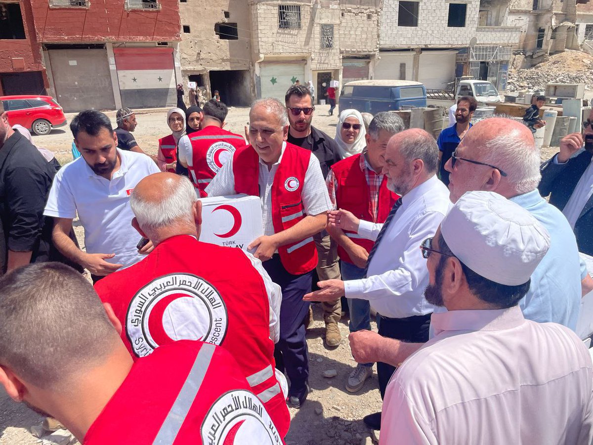 Syrian Red Crescent (@syredcrescent) on Twitter photo 📍#Damascus
<a href="/SYRedCrescent/">Syrian Red Crescent</a> distributed 215 food kits to returning families, including cancer patients & disabled individuals. This effort by Turkish businessmen via <a href="/Kizilay/">Türk Kızılay</a> was observed by SARC President Dr. Bakleh & Turkish Ambassador Koroglu. Expanding to help 300 families! 📍#Damascus
<a href="/SYRedCrescent/">Syrian Red Crescent</a> distributed 215 food kits to returning families, including cancer patients & disabled individuals. This effort by Turkish businessmen via <a href="/Kizilay/">Türk Kızılay</a> was observed by SARC President Dr. Bakleh & Turkish Ambassador Koroglu. Expanding to help 300 families!