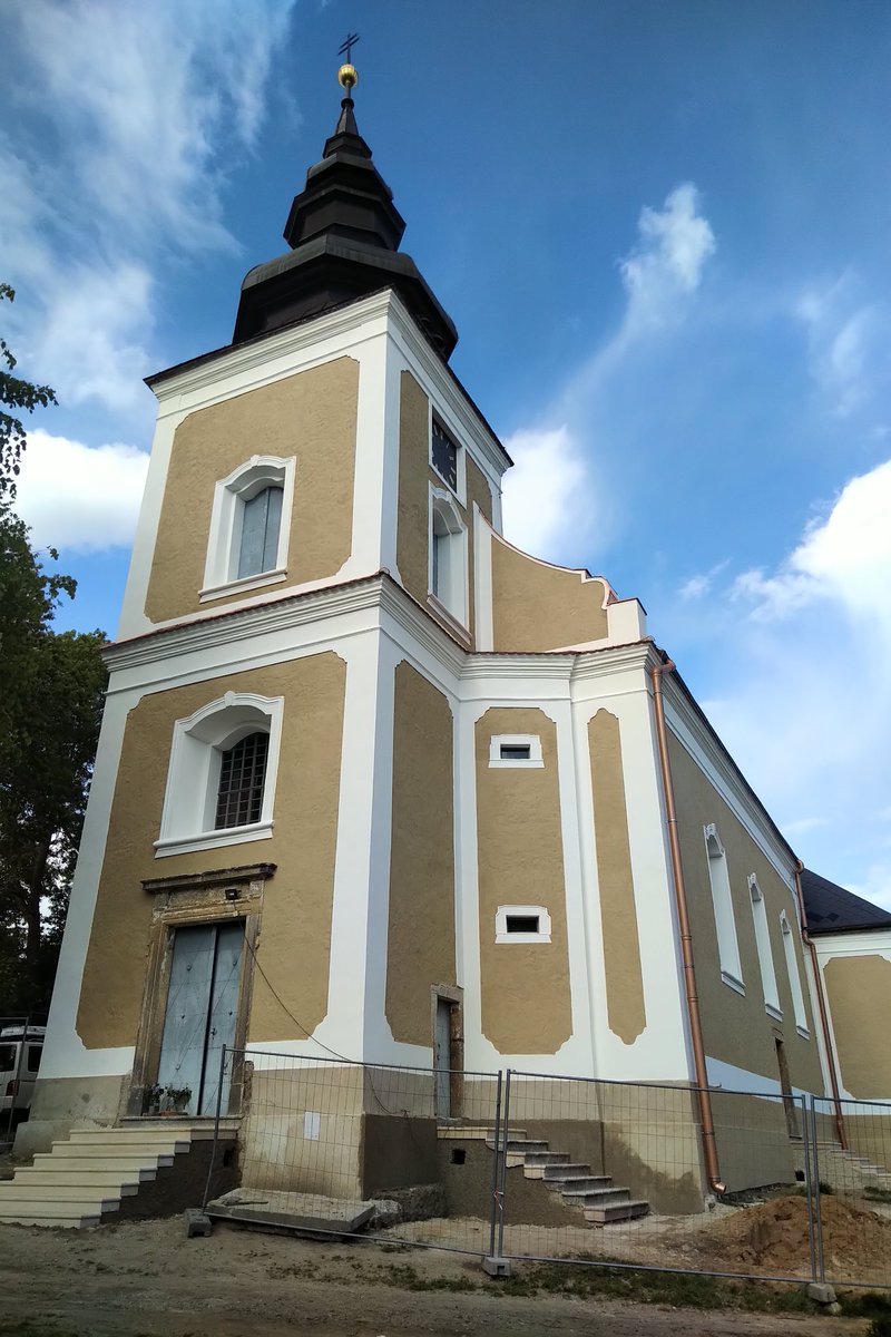 Mnoho kostelů a synagog bylo za komunismu vyhozeno do povětří,  rozbito, přeměněno na chlévy, skladiště apod. Podobný osud čekal i tento, sv. Michaela Archanděla, v Blatnu na Chomutovsku. Díky skvělým lidem mnohé "vstávají z mrtvých". O dnešní Noci kostelů otevírají své brány.