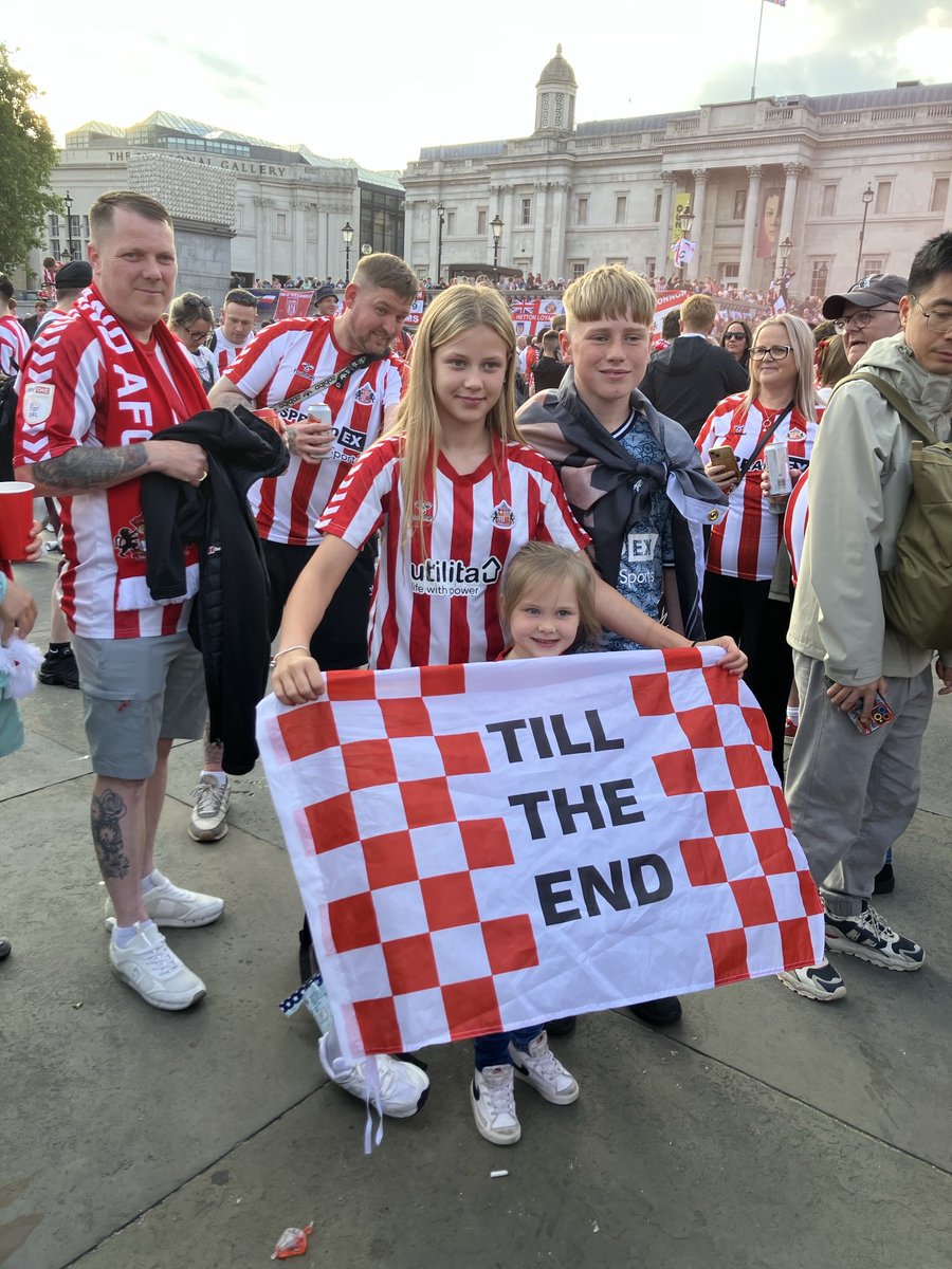 JeffAB61's tweet photo. Starting to get a bit lively! ⁦@SunderlandAFC⁩ fans in Trafalgar Square 😉 https://t.co/6CVxoBeufw