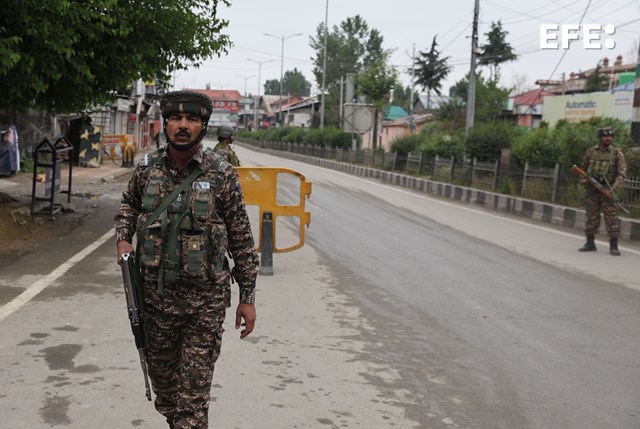 La India extiende hasta el próximo 23 de junio el cierre de su espacio aéreo para aeronaves paquistaníes, después de que la autoridad aeroportuaria de Pakistán anunciase una medida semejante.

efe.com/mundo/2025-05-…