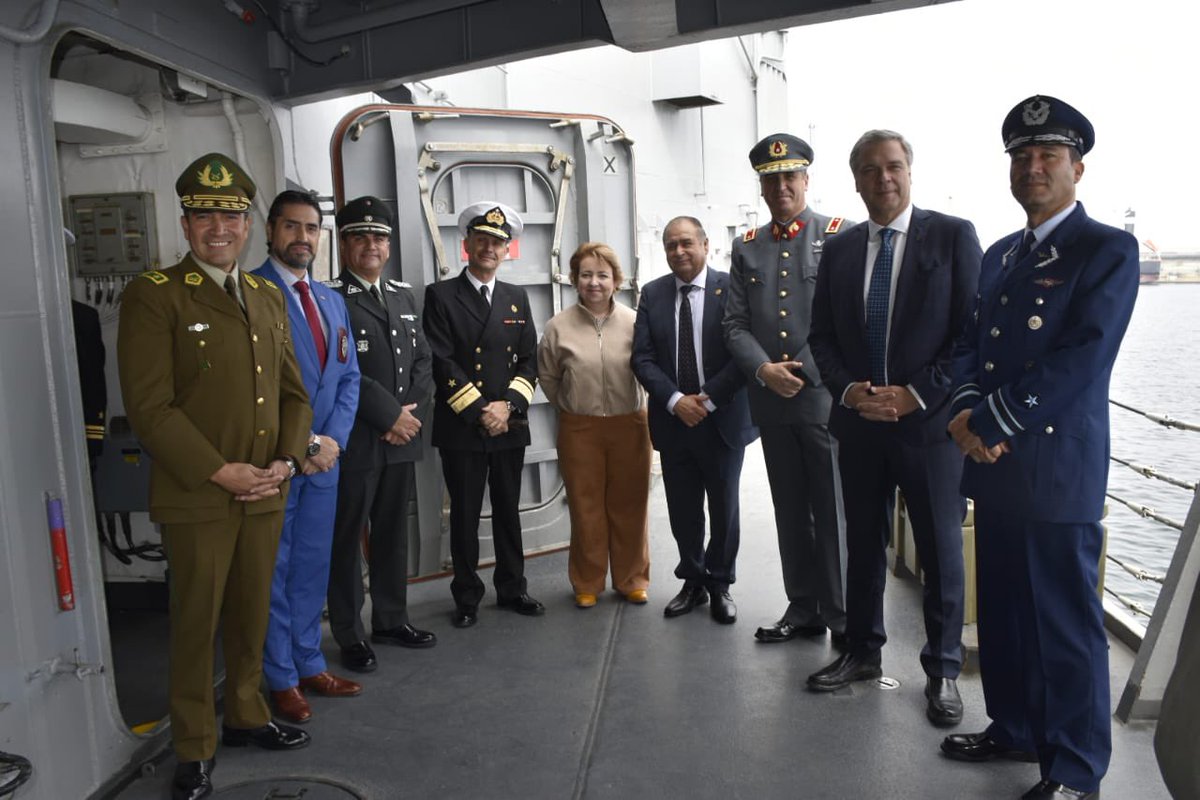 🟢 Nuestro director, Coronel Rodrigo Salinas Robles participó del almuerzo protocolar de la <a href="/Armada_Chile/">Armada de Chile</a> en el marco de sus 146 años de vida, donde junto a autoridades regionales reconocieron el trabajo de la institución en toda la costa de #Antofagasta