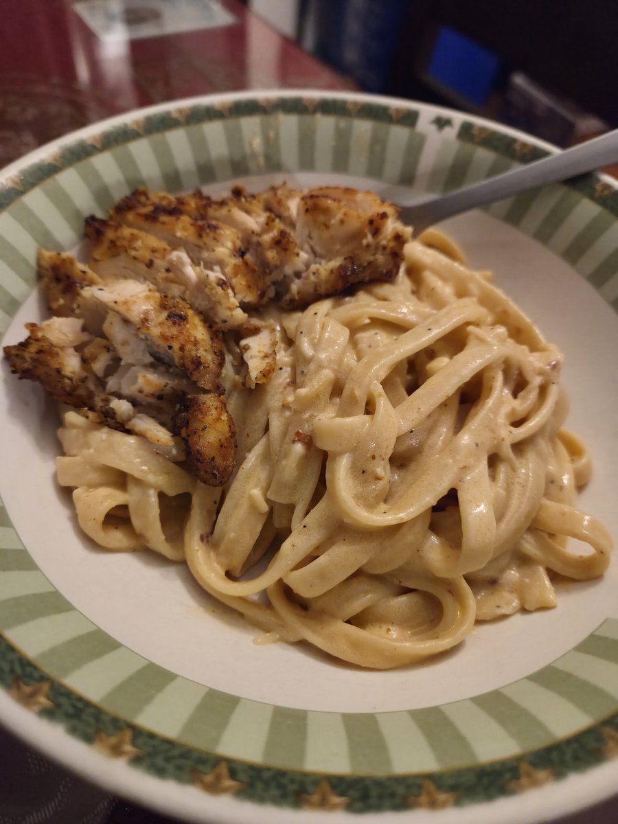 ItzPyman's tweet photo. Probably my best attempt at Chicken Alfredo so far!! https://t.co/mHubQkpnLC