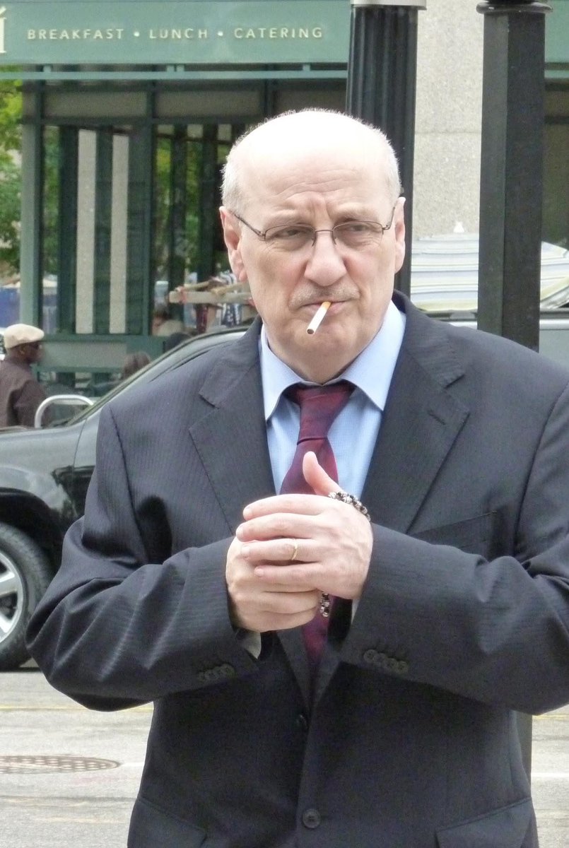 نصير الأسعد…أبي

حملتك في صحو عيني.. 
حتى تهيأ للناس أني أبي.. 
أشيلك حتى بنبرة صوتي فكيف ذهبت.. ولا زلت بي