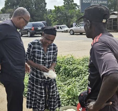 TheSerahIbrahim's tweet image. Today, while driving in the East on our way with Peter Obi for the burial of the outstanding late Nollywood icon, Mrs. Nkechi Winifred Nweje, we noticed a woman trying to board a bus on the other side of the road lifting a heavy bucket.

The bucket looked like it was quite heavy…