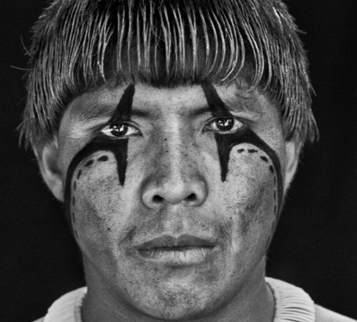 franch_laura's tweet photo. Hoy ha muerto Sebastião Salgado, uno de los mejores fotógrafos del mundo. Con su mirada cruda y directa al alma, reivindicó sobre todo la protección a los pueblos indígenas de Brasil, los guardianes de la selva amazónica y de una inestimable herencia de la humanidad.

👇🏻 Ver más. https://t.co/qjlckRk0An