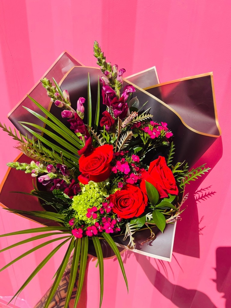 What better way to celebrate Friday than with beautiful florals from Bloom Box? New to our community and located in the pink container store, Bloom Box offers everything from custom bouquets to wedding and event floral designs, seasonal flower selections and more! 🌷