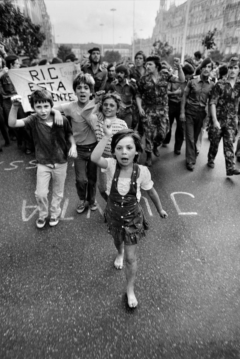fran_becher's tweet photo. As crianças da Revolução dos Cravos pelo olhar de Sebastião Salgado 🌹🥹

[1974] https://t.co/9OcSM3xkx9